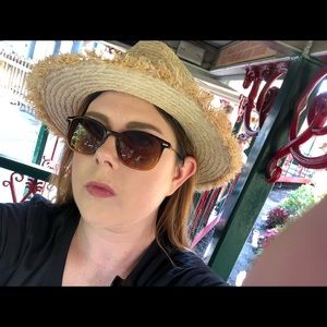 Meet your Posher, Savaria